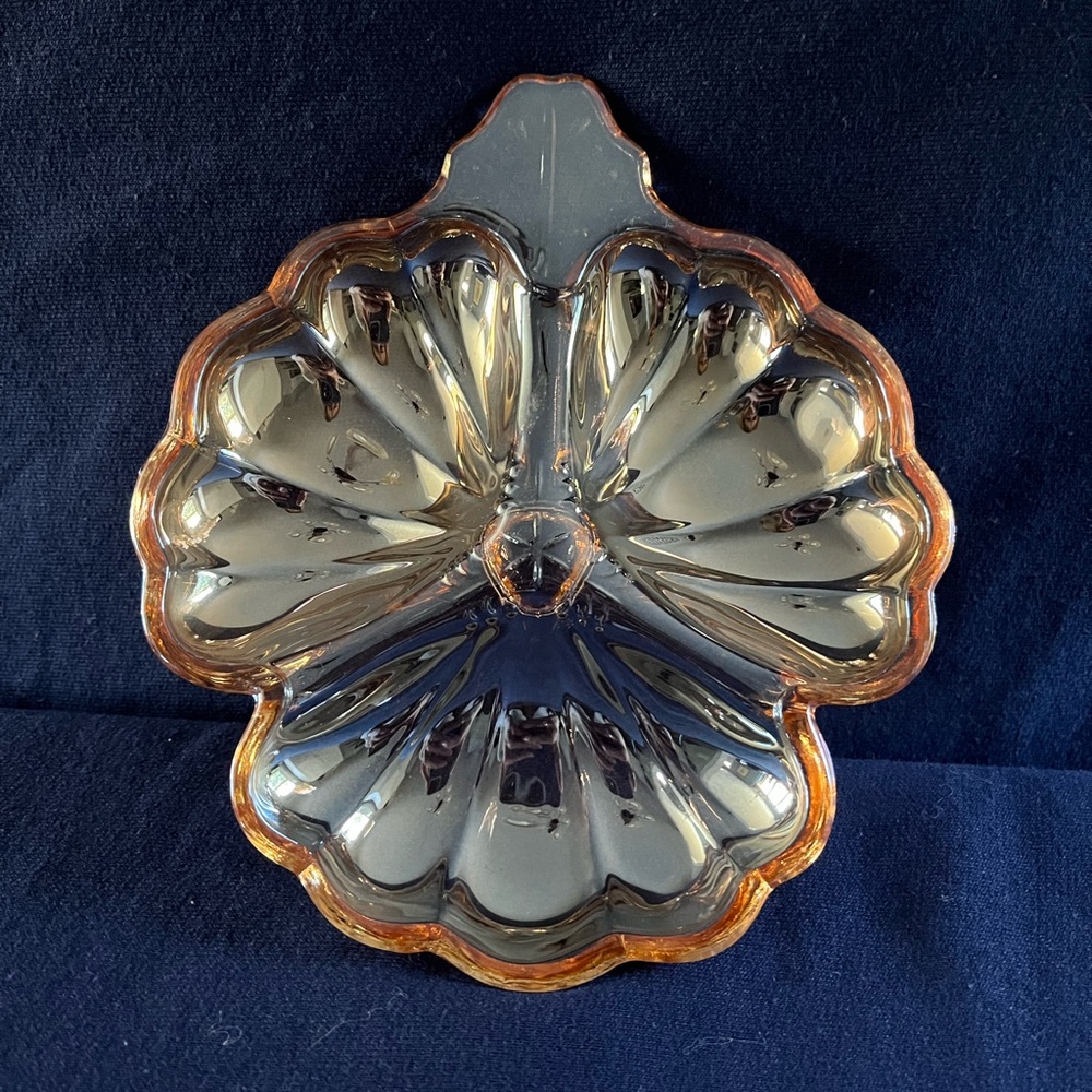 Elegant Glass Leaf-Shaped Dish - Picture 2 of 3